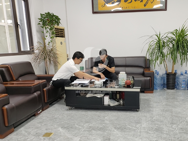 周經理為客戶介紹糠醛渣炭化爐的相關技術知識