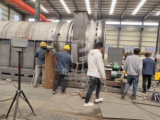 廣東客戶帶著濃厚的興趣深入考察鋸末炭化爐制造車(chē)間