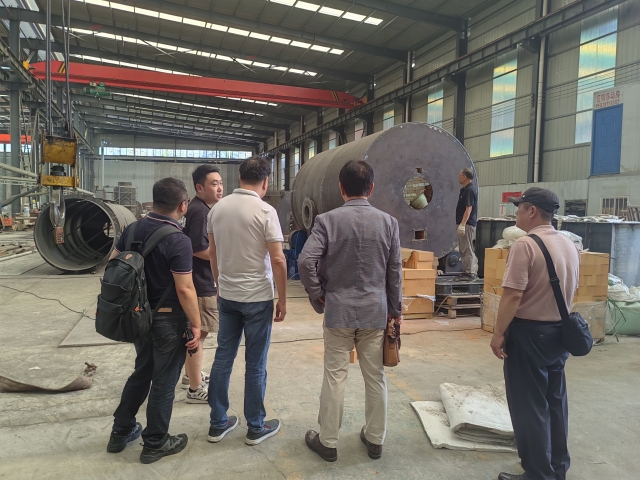 新型連續式炭化爐廣受歡迎,韓國客戶前來考察