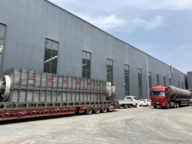 四輛掛車滿載烘干機、炭化爐設(shè)備及零部件奔赴客戶