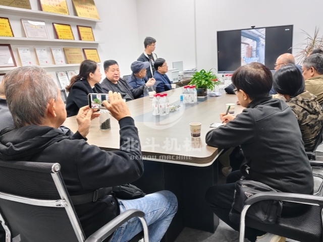 共話合作新篇!印尼考察團與北斗張總洽談炭化爐項目